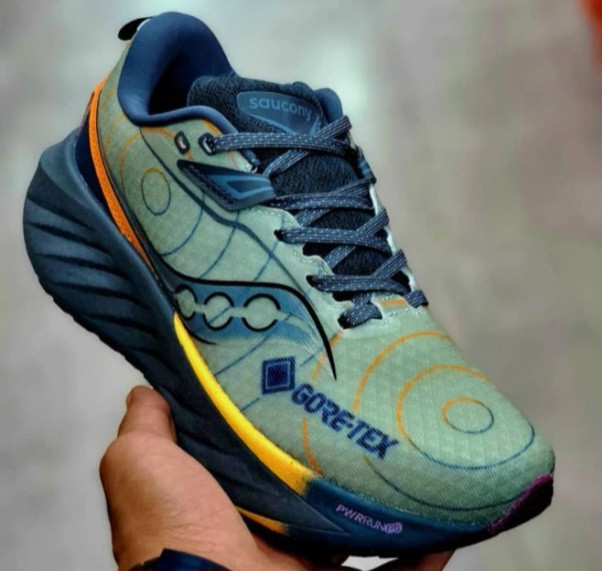 کتونی رانینگ و پیاده‌روی ساکونی تریومف 22 Saucony Triumph 22 | سایز 36 تا 46 | مناسب دویدن و استفاده روزمره