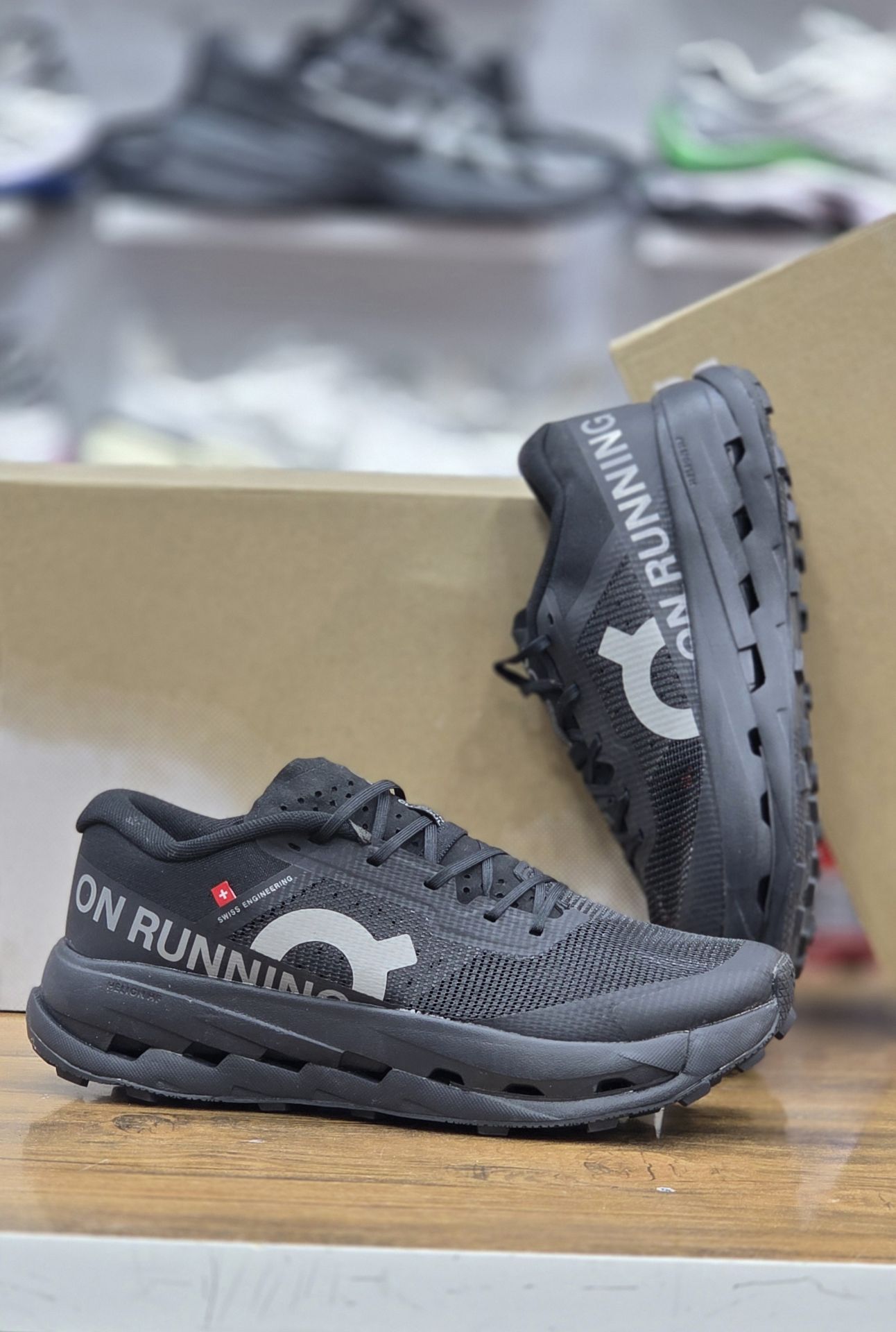 کفش کتونی  دویدن QC On Running با فوم Helion HF | دوام و راحتی در تمام طول مسیر | سایز40 الی ۴۵/ فروش عمده و تک