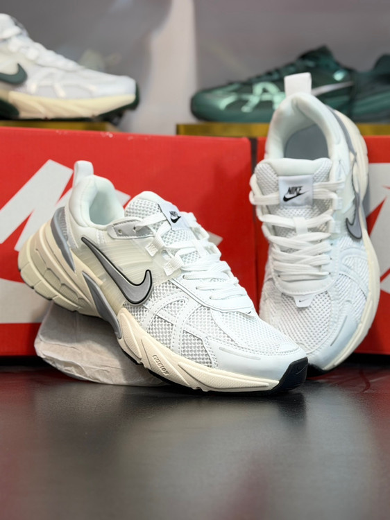 کفش اسپرت نایک مدل V2K Run – ترکیبی از استایل رترو و راحتی مدرن/ ویتنام سایز 40 الی 45