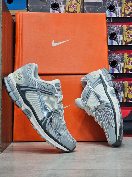 کتونی نایک ویومرو ۵ سفید طوسی خاکستری Nike Zoom Vomero 5 (کیفیت مستر کوالیتی)