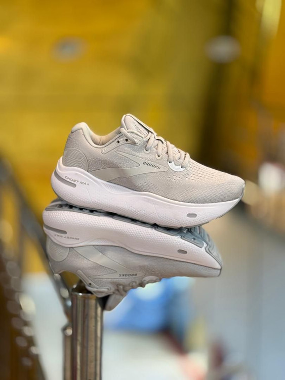 کتونی رانینگ بروکس گاست مکس مستر کیفیت Brooks Ghost Max - رنگ طوسی روشن
