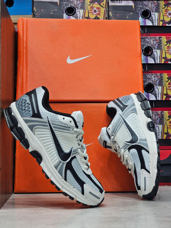 کتونی نایک ویومرو ۵ سفید مشکی Nike Zoom Vomero 5 (کیفیت مستر کوالیتی)