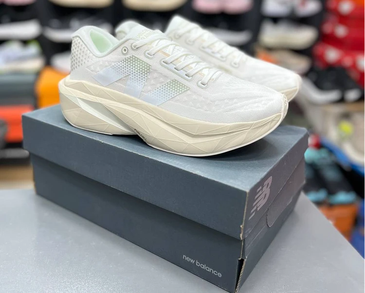 کتونی نیوبالانس الیت فیوئل سل New Balance FuelCell Elite v4 کیفیت مسترکوالیتی ویتنام (خرید عمده و تک - سایز ۴۰ تا ۴۵)