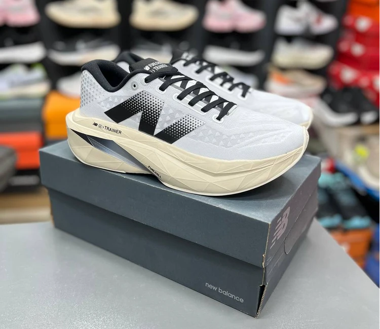 کتونی نیوبالانس الیت فیوئل سل New Balance FuelCell Elite v4 کیفیت مسترکوالیتی ویتنام (خرید عمده و تک - سایز ۴۰ تا ۴۵)